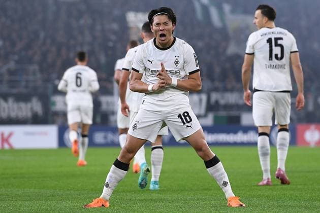 Fußball DFB-Pokal 2. Runde Borussia Mönchengladbach - Karlsruher SC am 28.10.2025 im Borussia-Park in Mönchengladbach Torjubel zum 1:0 durch Shuto Machino ( Mönchengladbach ) DFB regulations prohibit any use of photographs as image sequences and or quasi-video.