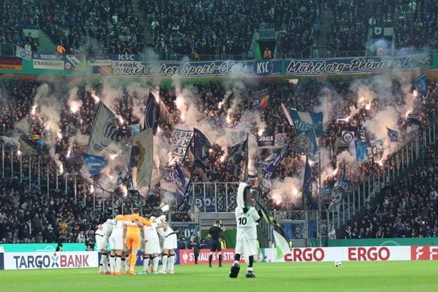28.10.2025, xrekx, Fussball DFB Pokal 2.Runde, Borussia Moenchengladbach - Karlsruher SC v.l. KSC Fans ,Stimmung, Schals, Trikot, Fahne, Banner, Ultras, Zuschauer, Besucher, Choreo, Choreografie, atmosphere, spectators, Visitors Pyrotechnik Teamkreis Gladbach (DFL DFB REGULATIONS PROHIBIT ANY USE OF PHOTOGRAPHS as IMAGE SEQUENCES and or QUASI-VIDEO) Moenchengladbach