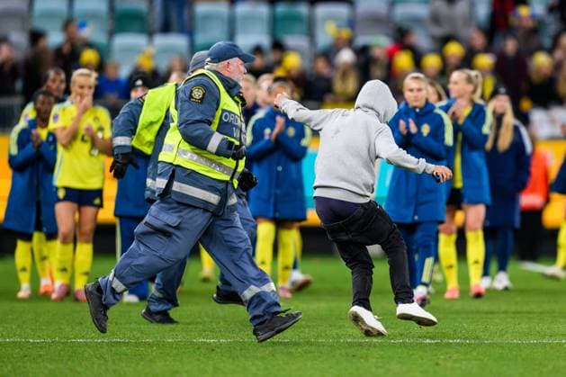 251028 A pitch invader on the pitch after the Women s Nations League semifinal between Sweden and Spain on October 28, 2025 in Gothenburg. Photo: Carl Sandin BILDBYRAN kod CS MI0896 fotboll football soccer fotball nations league uefa womens nations league semifinal semifinals sverige sweden spanien spain dam bbeng Copyright: CARLxSANDIN BB251028CS081