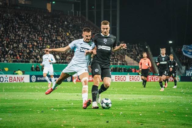 DFB-Pokal: St. Pauli vs. TSG Hoffenheim, 28.10.2025 HAMBURG, GERMANY - OCTOBER 28: Hauke Wahl (FC St. Pauli, 5) in duel vs. Tim Lemperle (TSG Hoffenheim, 19) during the DFB-Pokal match between DFB-Pokal: St. Pauli vs. TSG Hoffenheim at Millerntor-Stadion on round 2 of the DFB-Pokal on October 28, 2025 in Hamburg, Germany. DFL REGULATIONS PROHIBIT ANY USE OF PHOTOGRAPHS AS IMAGE SEQUENCES AND OR QUASI-VIDEO. Copyright: xBEAUTIFULxSPORTS Tonhäuserx