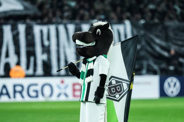Fussball, DFB-Pokal Saison 2025 2026 2. Runde Borussia Mönchengladbach - Karlsruher SC 28.10.2025, BORUSSIA-PARK Maskottchen Günther (Borussia Mönchengladbach) Mönchengladbach BORUSSIA-PARK Nordrhein-Westfalen Deutschland
