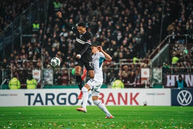 DFB-Pokal: St. Pauli vs. TSG Hoffenheim, 28.10.2025 HAMBURG, GERMANY - OCTOBER 28: Lars Ritzka (FC St. Pauli, 21) in duel vs. Albian Hajdari (TSG Hoffenheim, 21) during the DFB-Pokal match between DFB-Pokal: St. Pauli vs. TSG Hoffenheim at Millerntor-Stadion on round 2 of the DFB-Pokal on October 28, 2025 in Hamburg, Germany. DFL REGULATIONS PROHIBIT ANY USE OF PHOTOGRAPHS AS IMAGE SEQUENCES AND OR QUASI-VIDEO. Copyright: xBEAUTIFULxSPORTS Tonhäuserx