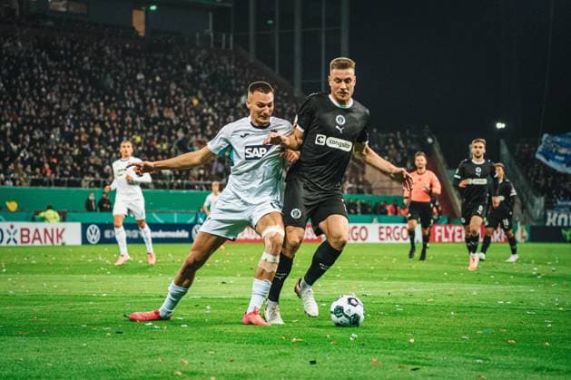 DFB-Pokal: St. Pauli vs. TSG Hoffenheim, 28.10.2025 HAMBURG, GERMANY - OCTOBER 28: Hauke Wahl (FC St. Pauli, 5) in duel vs. Tim Lemperle (TSG Hoffenheim, 19) during the DFB-Pokal match between DFB-Pokal: St. Pauli vs. TSG Hoffenheim at Millerntor-Stadion on round 2 of the DFB-Pokal on October 28, 2025 in Hamburg, Germany. DFL REGULATIONS PROHIBIT ANY USE OF PHOTOGRAPHS AS IMAGE SEQUENCES AND OR QUASI-VIDEO. Copyright: xBEAUTIFULxSPORTS Tonhäuserx