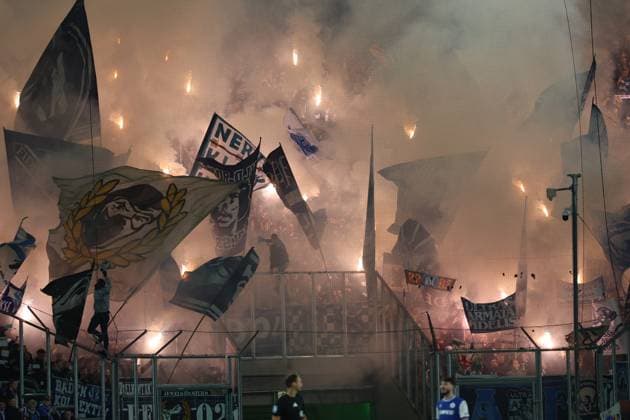 28.10.2025, xrekx, Fussball DFB Pokal 2.Runde, Borussia Moenchengladbach - Karlsruher SC v.l. KSC Fans ,Stimmung, Schals, Trikot, Fahne, Banner, Ultras, Zuschauer, Besucher, Choreo, Choreografie, atmosphere, spectators, Visitors Pyrotechnik (DFL DFB REGULATIONS PROHIBIT ANY USE OF PHOTOGRAPHS as IMAGE SEQUENCES and or QUASI-VIDEO) Moenchengladbach