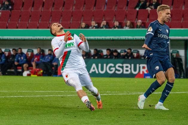 Ismael Gharbi (FC Augsburg, 11) enttauescht nach einer vergebenen Chance, GER, FC Augsburg vs. VfL Bochum, Fussball, DFB Pokal, 2. Runde, Spielzeit 2025 2026, 28.10.2025, DFL REGULATIONS PROHIBIT ANY USE OF PHOTOGRAPHS AS IMAGE SEQUENCES AND OR QUASI-VIDEO, GER, FC Augsburg vs. VfL Bochum, Fussball, DFB Pokal, 2. Runde, Spielzeit 2025 2026, 28.10.2025, Augsburg Copyright: xEibner-Pressefoto EdwardxCheungx EP_ECG