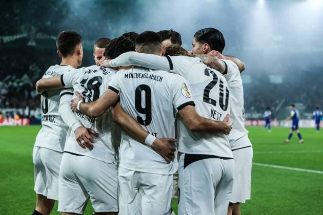 Fussball, DFB-Pokal Saison 2025 2026 2. Runde Borussia Mönchengladbach - Karlsruher SC 28.10.2025, BORUSSIA-PARK Torjubel Borussia Mönchengladbach nach dem Tor zum 1-0 durch Shuto Machino (Borussia Mönchengladbach, 18) die Spieler freuen sich Mönchengladbach BORUSSIA-PARK Nordrhein-Westfalen Deutschland