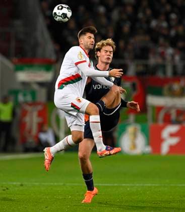28.10.2025, Fussball DFB-Pokal 2025 2026, 2.Runde, FC Augsburg - VfL Bochum, in der WWK-Arena Augsburg. v.l. Elvis Rexhbecaj (FC Augsburg) gegen Mats Pannewig (VfL Bochum)