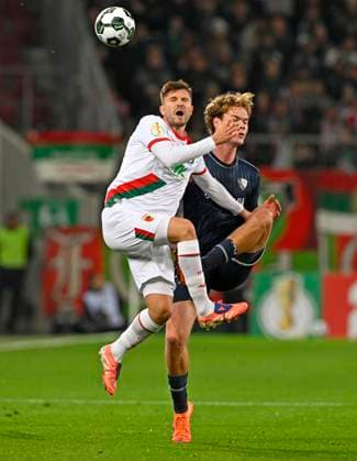 28.10.2025, Fussball DFB-Pokal 2025 2026, 2.Runde, FC Augsburg - VfL Bochum, in der WWK-Arena Augsburg. v.l. Elvis Rexhbecaj (FC Augsburg) gegen Mats Pannewig (VfL Bochum)