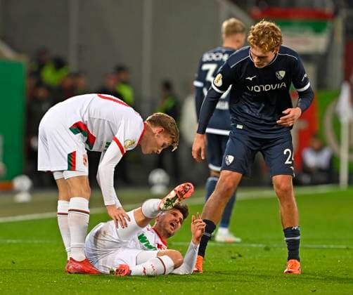 28.10.2025, Fussball DFB-Pokal 2025 2026, 2.Runde, FC Augsburg - VfL Bochum, in der WWK-Arena Augsburg. Mats Pannewig (VfL Bochum) erkundigt sich nach Elvis Rexhbecaj (FC Augsburg)