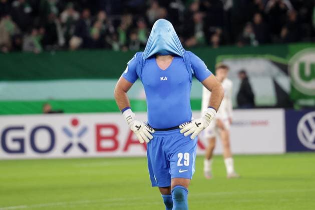 Enttaeuscht Marius Mueller (VfL Wolfsburg) Fussball, Saison 2025 2026, Maenner, Herren, DFB Pokal, 2. Hauptrunde, Volkswagenarena Wolfsburg, VfL Wolfsburg gegen Holstein Kiel, 0-1 DFL REGULATIONS PROHIBIT ANY USE OF PHOTOGRAPHS AS IMAGE SEQUENCES AND OR QUASI-VIDEO.