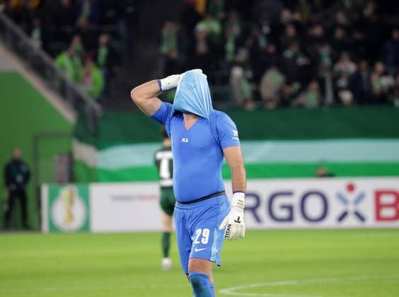 Enttaeuscht Marius Mueller (VfL Wolfsburg) Fussball, Saison 2025 2026, Maenner, Herren, DFB Pokal, 2. Hauptrunde, Volkswagenarena Wolfsburg, VfL Wolfsburg gegen Holstein Kiel, 0-1 DFL REGULATIONS PROHIBIT ANY USE OF PHOTOGRAPHS AS IMAGE SEQUENCES AND OR QUASI-VIDEO.
