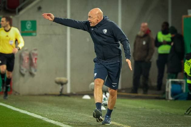 Chef-Trainer Uwe Roesler (VfL Bochum) gibt Anweisungen an die Mannschaft, FC Augsburg vs. VfL Bochum 1848, Fussball, Maenner, DFL, DFB-Pokal, Saison 2025 2026, WWK Arena, Zweite Runde, 28.10.2025 Augsburg Bayern Deutschland