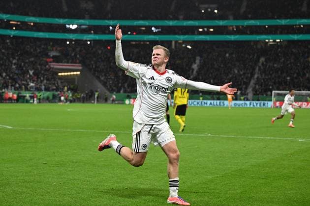 28.10.2025, xpsx, Fussball DFB Pokal 2.Runde, Eintracht Frankfurt - Borussia Dortmund v.l. Jubel nach dem Abseitstor Jonathan Jonny Burkardt (Eintracht Frankfurt) (DFL DFB REGULATIONS PROHIBIT ANY USE OF PHOTOGRAPHS as IMAGE SEQUENCES and or QUASI-VIDEO) Frankfurt am Main