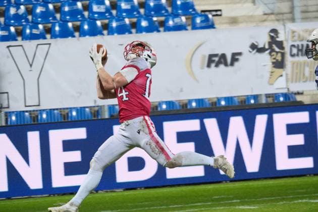 28.10.2025 xkhx Krefeld Grotenburg-Stadion American-Football-Europameisterschaft 2025 Österreich - Finnland Finale Yannick Mayr (14, AUT) mit dem Ball