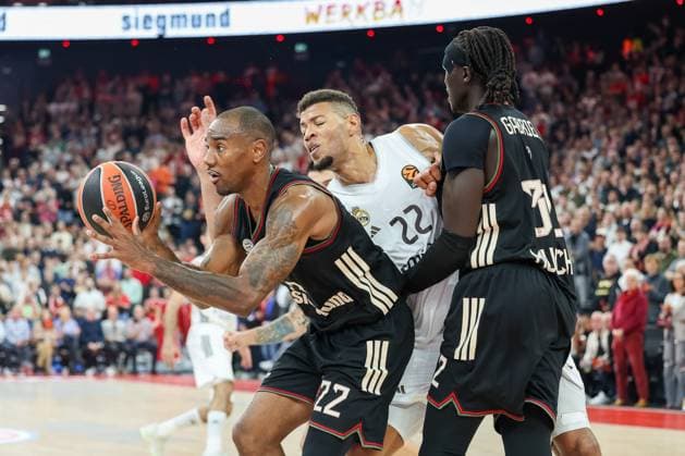 Isiaha Mike (FC Bayern Basketball, 22) mit Walter Tavares (Real Madrid, 22) und Wenyen Gabriel (FC Bayern Basketball, 32), GER, FC Bayern Basketball vs. Real Madrid, Basketball, Euroleague, 7. Spieltag, Saison 2025 2026, 28.10.2025, GER, FC Bayern Basketball vs. Real Madrid, Basketball, Euroleague, 7. Spieltag, Saison 2025 2026, 28.10.2025 Muenchen Copyright: xEibner-Pressefoto JennixMaulx EP_JML