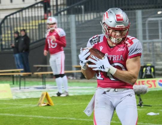 28.10.2025 xkhx Krefeld Grotenburg-Stadion American-Football-Europameisterschaft 2025 Österreich - Finnland Finale Philipp Haun (10,AUT) mit dem Ball
