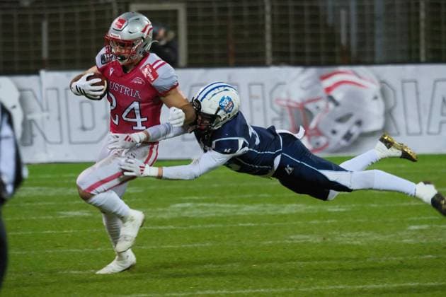 28.10.2025 xkhx Krefeld Grotenburg-Stadion American-Football-Europameisterschaft 2025 Österreich - Finnland Finale Lukas Haslwanter (24, AUT), mit dem Ball