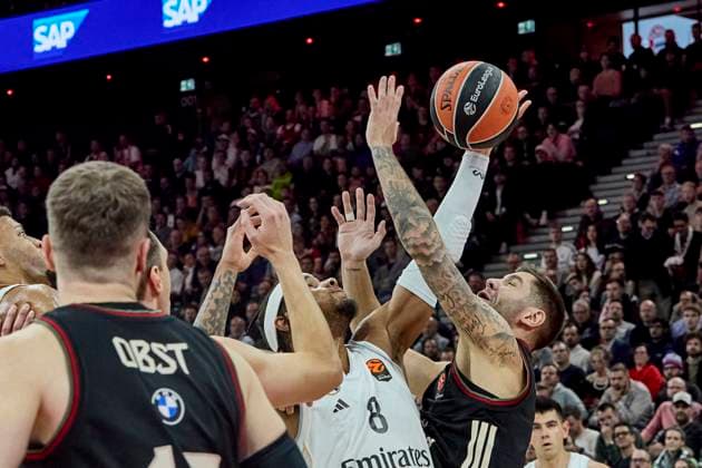 Turkish Airlines EuroLeague Basketball, FC Bayern Munich Basketball vs Real Madrid, München FC Bayern Basketball, Munich FC Bayern Basketball, Madrid Real Baloncesto, 2025-10-28 in München (SAP Garden) OKEKE Chuma (Real Madrid Center (Nr.8) (RMB8)), JOVIC Stefan (FC Bayern Munich Basketball Guard (Nr16) BAY16 ) sportworld München SAP Garden Bayern Deutschland