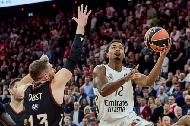 Turkish Airlines EuroLeague Basketball, FC Bayern Munich Basketball vs Real Madrid, München FC Bayern Basketball, Munich FC Bayern Basketball, Madrid Real Baloncesto, 2025-10-28 in München (SAP Garden) MALEDON Theo (Real Madrid Guard (Nr.12) (RMB12)), OBST Andreas (FC Bayern Munich Basketball Guard (Nr13) BAY13 ) sportworld München SAP Garden Bayern Deutschland
