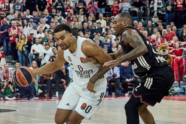 Turkish Airlines EuroLeague Basketball, FC Bayern Munich Basketball vs Real Madrid, München FC Bayern Basketball, Munich FC Bayern Basketball, Madrid Real Baloncesto, 2025-10-28 in München (SAP Garden) LYLES Trey (Real Madrid Forward (Nr.0) (RMB0)), MIKE Isiaha (FC Bayern Munich Basketball Forward ( Nr22) BAY22 ) sportworld München SAP Garden Bayern Deutschland