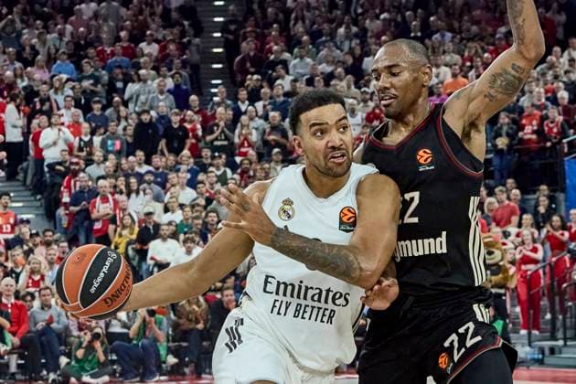 Turkish Airlines EuroLeague Basketball, FC Bayern Munich Basketball vs Real Madrid, München FC Bayern Basketball, Munich FC Bayern Basketball, Madrid Real Baloncesto, 2025-10-28 in München (SAP Garden) LYLES Trey (Real Madrid Forward (Nr.0) (RMB0)), MIKE Isiaha (FC Bayern Munich Basketball Forward ( Nr22) BAY22 ) sportworld München SAP Garden Bayern Deutschland