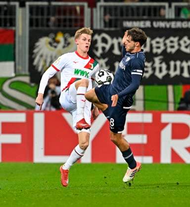 28.10.2025, Fussball DFB-Pokal 2025 2026, 2.Runde, FC Augsburg - VfL Bochum, in der WWK-Arena Augsburg. Anton Kade (FC Augsburg) gegen Kjell Wätjen (VfL Bochum)