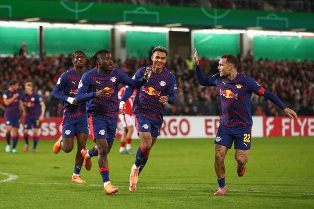 28.10.2025, xtgx, Fussball DFB Pokal 2. Runde, FC Energie Cottbus - RB Leipzig emspor, v.l. Johan Bakayoko (Leipzig, 9) Jubel, Torjubel, jubelt ueber das Tor, celebrate the goal, celebration (DFL DFB REGULATIONS PROHIBIT ANY USE OF PHOTOGRAPHS as IMAGE SEQUENCES and or QUASI-VIDEO) Cottbus