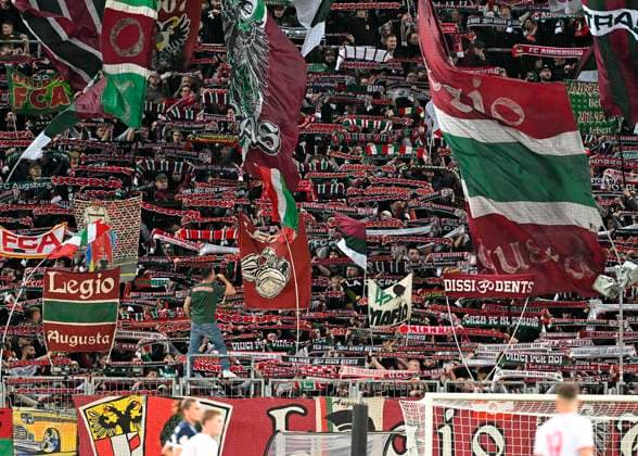 28.10.2025, Fussball DFB-Pokal 2025 2026, 2.Runde, FC Augsburg - VfL Bochum, in der WWK-Arena Augsburg. Die Augsburger Fans feuern ihre Mannschaft an