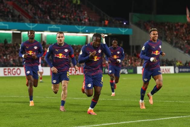 28.10.2025, xtgx, Fussball DFB Pokal 2. Runde, FC Energie Cottbus - RB Leipzig emspor, v.l. Johan Bakayoko (Leipzig, 9) Jubel, Torjubel, jubelt ueber das Tor, celebrate the goal, celebration (DFL DFB REGULATIONS PROHIBIT ANY USE OF PHOTOGRAPHS as IMAGE SEQUENCES and or QUASI-VIDEO) Cottbus