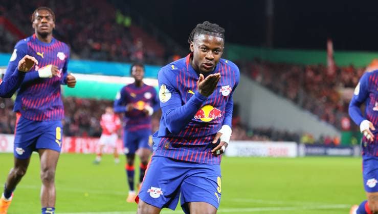 Cottbus - RB Leipzig DFB Pokal Cottbus, 28.10.2025, Stadion der Freundschaft, DFB Pokal, Runde 2 , FC Energie Cottbus vs. RB Leipzig , Im Bild: Tor für RB Leipzig. Johan Bakayoko (9, RB Leipzig) trifft zum 0:1 und jubelt. ,