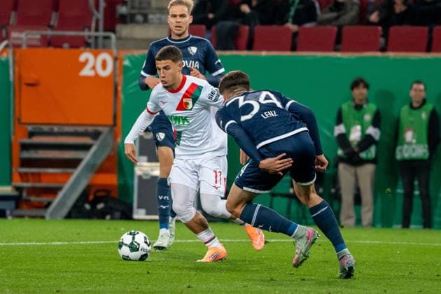 Ismael Gharbi (FC Augsburg, 11) Zweikampf gegen Cajetan Lenz (VfL Bochum, 34), GER, FC Augsburg vs. VfL Bochum, Fussball, DFB Pokal, 2. Runde, Spielzeit 2025 2026, 28.10.2025, DFL REGULATIONS PROHIBIT ANY USE OF PHOTOGRAPHS AS IMAGE SEQUENCES AND OR QUASI-VIDEO, GER, FC Augsburg vs. VfL Bochum, Fussball, DFB Pokal, 2. Runde, Spielzeit 2025 2026, 28.10.2025, Augsburg Copyright: xEibner-Pressefoto EdwardxCheungx EP_ECG