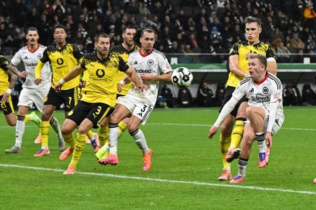 28.10.2025, xpsx, Fussball DFB Pokal 2.Runde, Eintracht Frankfurt - Borussia Dortmund v.l. Abseitstor Jonathan Jonny Burkardt (Eintracht Frankfurt) (DFL DFB REGULATIONS PROHIBIT ANY USE OF PHOTOGRAPHS as IMAGE SEQUENCES and or QUASI-VIDEO) Frankfurt am Main