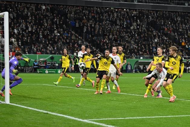 28.10.2025, xpsx, Fussball DFB Pokal 2.Runde, Eintracht Frankfurt - Borussia Dortmund v.l. Abseitstor Jonathan Jonny Burkardt (Eintracht Frankfurt) (DFL DFB REGULATIONS PROHIBIT ANY USE OF PHOTOGRAPHS as IMAGE SEQUENCES and or QUASI-VIDEO) Frankfurt am Main