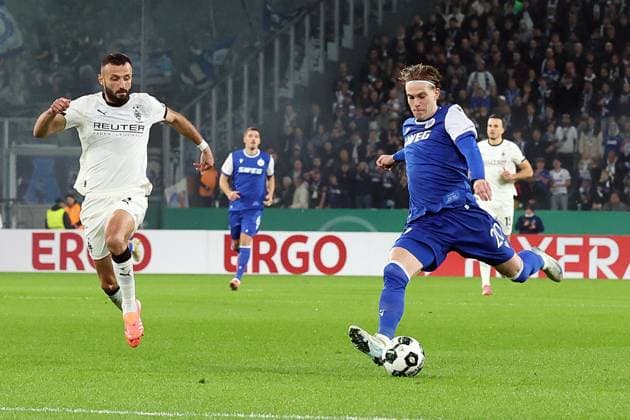 28.10.2025, xrekx, Fussball DFB Pokal 2.Runde, Borussia Moenchengladbach - Karlsruher SC v.l. Franck Honorat (Borussia Moenchengladbach) David Herold (Karlsruher SC) (DFL DFB REGULATIONS PROHIBIT ANY USE OF PHOTOGRAPHS as IMAGE SEQUENCES and or QUASI-VIDEO) Moenchengladbach