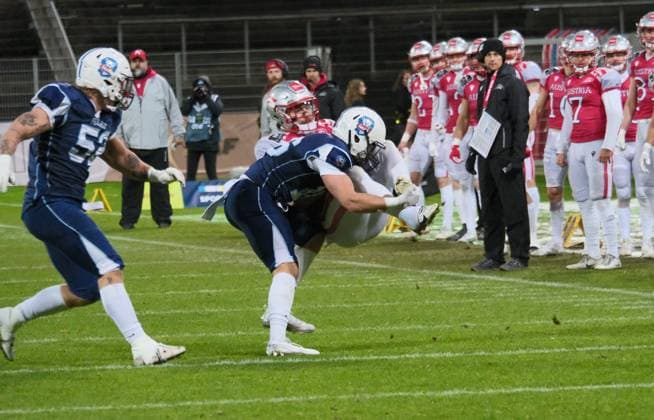 28.10.2025 xkhx Krefeld Grotenburg-Stadion American-Football-Europameisterschaft 2025 Österreich - Finnland Finale Johannes SChütz (4, Aut) behält die Nerven und den Ball