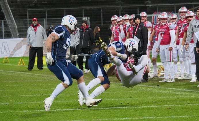 28.10.2025 xkhx Krefeld Grotenburg-Stadion American-Football-Europameisterschaft 2025 Österreich - Finnland Finale Johannes SChütz (4, Aut) behält die Nerven und den Ball
