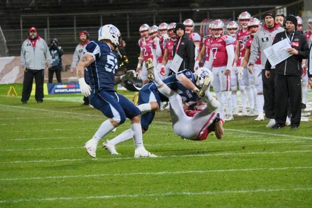 28.10.2025 xkhx Krefeld Grotenburg-Stadion American-Football-Europameisterschaft 2025 Österreich - Finnland Finale Johannes SChütz (4, Aut) behält die Nerven und den Ball
