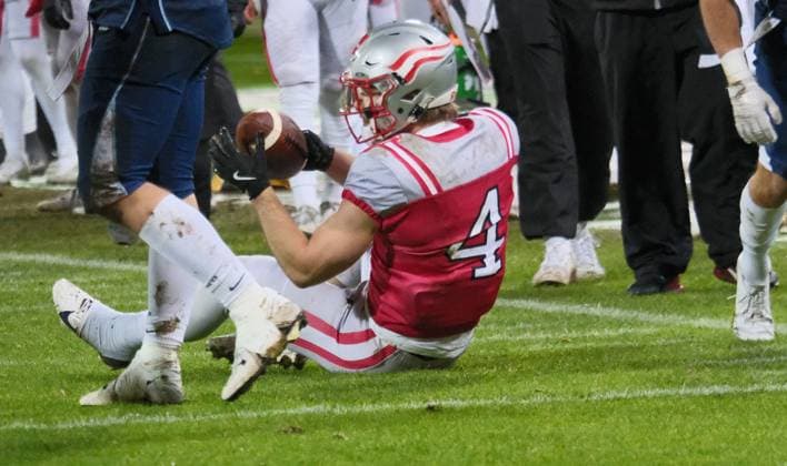 28.10.2025 xkhx Krefeld Grotenburg-Stadion American-Football-Europameisterschaft 2025 Österreich - Finnland Finale Johannes SChütz (4, Aut) behält die Nerven und den Ball