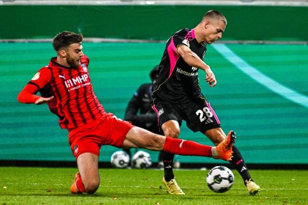 GER, DFB Pokal, 1. FC Heidenheim vs Hamburger SV 28.10.2025, Voith-Arena, Heidenheim, GER, DFB Pokal, 1. FC Heidenheim vs Hamburger SV, im Bild Julian Niehues (Heidenheim, 16) blockt den Schuss von Miro Muheim (Hamburger SV, 28)