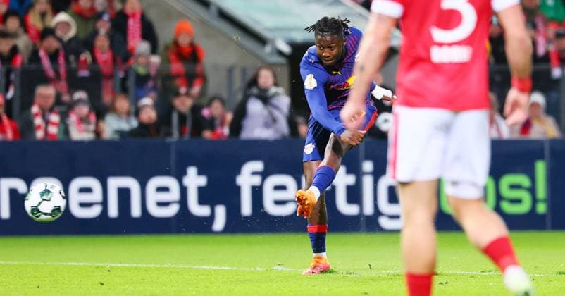 Cottbus - RB Leipzig DFB Pokal Cottbus, 28.10.2025, Stadion der Freundschaft, DFB Pokal, Runde 2 , FC Energie Cottbus vs. RB Leipzig , Im Bild: Tor für RB Leipzig. Johan Bakayoko (9, RB Leipzig) trifft zum 0:1. ,