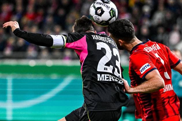 GER, DFB Pokal, 1. FC Heidenheim vs Hamburger SV 28.10.2025, Voith-Arena, Heidenheim, GER, DFB Pokal, 1. FC Heidenheim vs Hamburger SV, im Bild Jonas Meffert (Hamburger SV, 23), Stefan Schimmer (Heidenheim, 9)