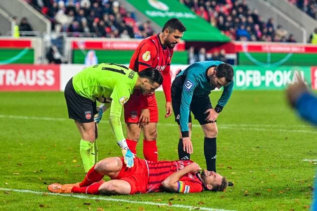 GER, DFB Pokal, 1. FC Heidenheim vs Hamburger SV 28.10.2025, Voith-Arena, Heidenheim, GER, DFB Pokal, 1. FC Heidenheim vs Hamburger SV, im Bild Diant Ramaj (Heidenheim, 41), Marnon Busch (Heidenheim, 2), Schiedsrichter Benjamin Brand, Patrick Mainka (Heidenheim, 6) liegt benommen auf dem Rasen