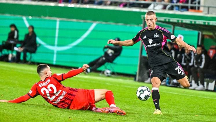 GER, DFB Pokal, 1. FC Heidenheim vs Hamburger SV 28.10.2025, Voith-Arena, Heidenheim, GER, DFB Pokal, 1. FC Heidenheim vs Hamburger SV, im Bild Arijon Ibrahimovic (Heidenheim, 22), Miro Muheim (Hamburger SV, 28)
