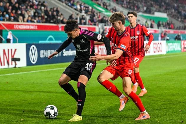 GER, DFB Pokal, 1. FC Heidenheim vs Hamburger SV 28.10.2025, Voith-Arena, Heidenheim, GER, DFB Pokal, 1. FC Heidenheim vs Hamburger SV, im Bild Giogi Gocholeishvili (Hamburger SV, 16), Jan Schöppner Schoeppner (Heidenheim, 3)