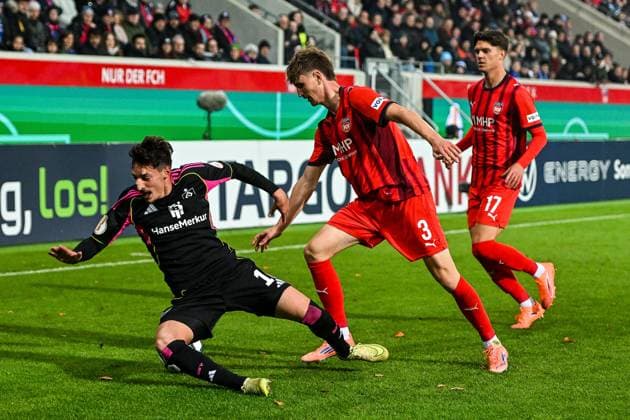 GER, DFB Pokal, 1. FC Heidenheim vs Hamburger SV 28.10.2025, Voith-Arena, Heidenheim, GER, DFB Pokal, 1. FC Heidenheim vs Hamburger SV, im Bild Giogi Gocholeishvili (Hamburger SV, 16), Jan Schöppner Schoeppner (Heidenheim, 3), Mathias Honsak (Heidenheim, 17)