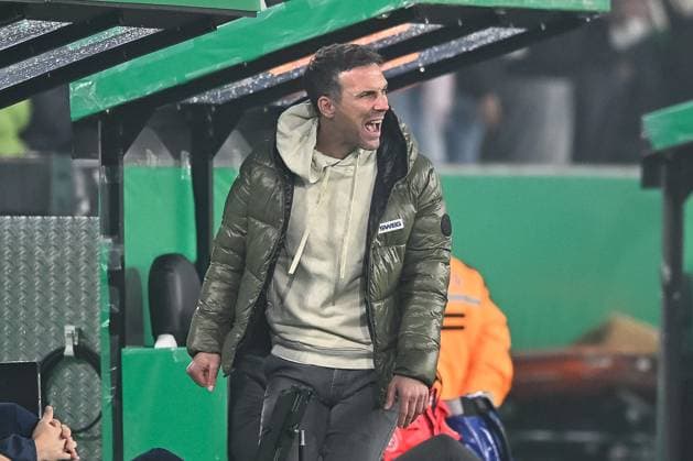 28.10.2025, Fussball: DFB Pokal, Saison 2025 2026, 2. Runde, Borussia Moenchengladbach vs. Karlsruher SC im Borussia Park in Moenchengladbach. Christian Eichner (Karlsruher SC, Trainer) ist nicht zufrieden. Wichtiger Hinweis: Gemaess den Vorgaben der DFL Deutsche Fussball Liga bzw. des DFB Deutscher Fussball-Bund ist es untersagt, in dem Stadion und oder vom Spiel angefertigte Fotoaufnahmen in Form von Sequenzbildern und oder videoaehnlichen Fotostrecken zu verwerten bzw. verwerten zu lassen. Foto: Kirchner-Media Thomas Haesler Copyright: xKirchner-Media ThomasxHaeslerx