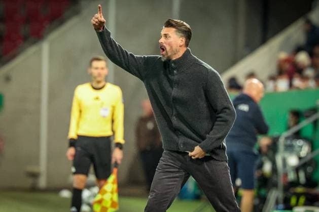 Chef-Trainer Sandro Wagner (FC Augsburg) mit Anweisungen an die Mannschaft, FC Augsburg vs. VfL Bochum 1848, Fussball, Maenner, DFL, DFB-Pokal, Saison 2025 2026, WWK Arena, Zweite Runde, 28.10.2025 Augsburg Bayern Deutschland