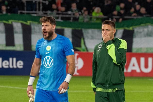 Deutschland, Fussball, DFB-Pokal, 2. Runde, 2025 2026, VfL Wolfsburg - Holstein Kiel am 28.10. in Wolfsburg (Volkswagen-Arena): Marius Müller (VfL Wolfsburg 29) und Bence Dardai (VfL Wolfsburg 8) enttäuscht. Copyright: xSvenxHeidmannx