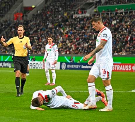28.10.2025, Fussball DFB-Pokal 2025 2026, 2.Runde, FC Augsburg - VfL Bochum, in der WWK-Arena Augsburg. Elvis Rexhbecaj (FC Augsburg) angeschlagen