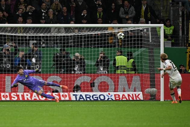 28.10.2025, xjhx, Fussball DFB Pokal 2.Runde, Eintracht Frankfurt - Borussia Dortmund v.l. Ritsu Doan (Eintracht Frankfurt) vergibt den Elfmeter Gregor Kobel (Borussia Dortmund) (DFL DFB REGULATIONS PROHIBIT ANY USE OF PHOTOGRAPHS as IMAGE SEQUENCES and or QUASI-VIDEO) Frankfurt am Main
